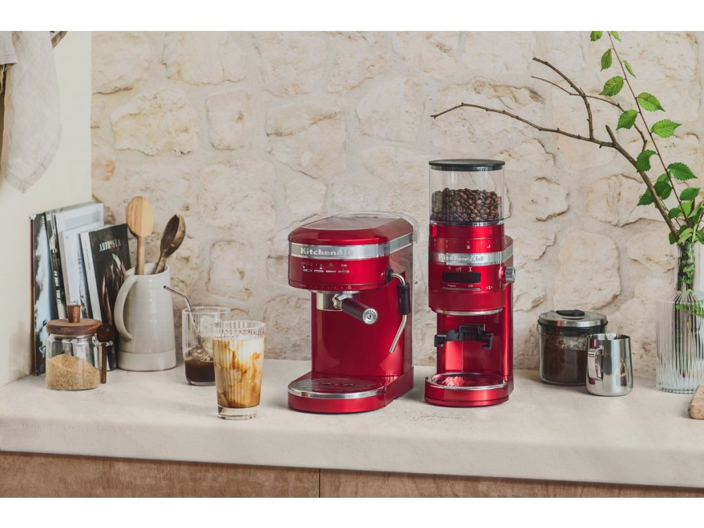 https://cdn.myshoptet.com/usr/www.kulina.com/user/shop/big/234865-3_semi-automatic-coffee-machine-artisan-5kes6503eca--red-metallic--kitchenaid.jpg?6343577e