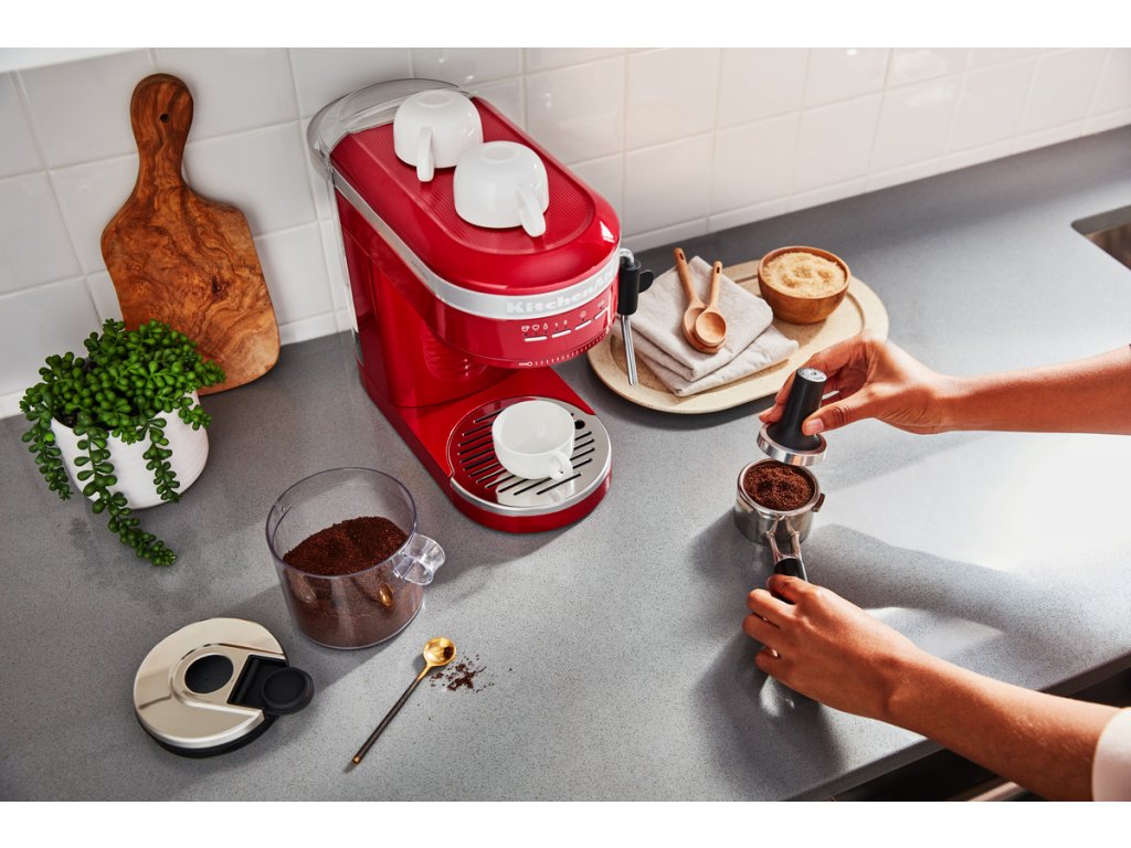 https://cdn.myshoptet.com/usr/www.kulina.com/user/shop/big/234904-2_semi-automatic-coffee-machine-artisan-5kes6503eer--royal-red--kitchenaid.jpg?634356f2