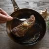 129026 1 steak s maslem a tymianem na ocelove panvi