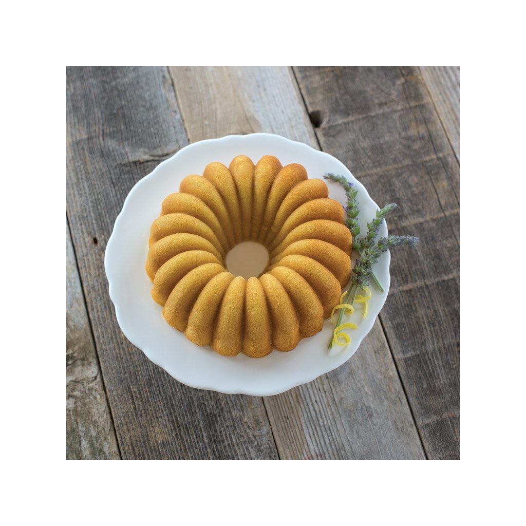 https://cdn.myshoptet.com/usr/www.kulina.cz/user/shop/big/137651-1_forma-na-babovku-elegant-party-bundt-zlata-nordic-ware.jpg?654e19e9