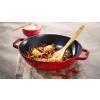 Wok 30 cm, višňová, litina, Staub