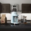 SMEG ELEKTRICKY MLYNEK NA KAVU PASTELOVA MODRA SCENA 01