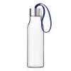 Botella de agua 500 ml, con correa azul oscuro, plástico Eva Solo