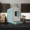 200129 10 smeg kavovar espresso esmerald zelena scena 01