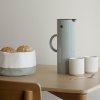 Stelton-termoskannu EM77 1 l, pölyisenvihreä