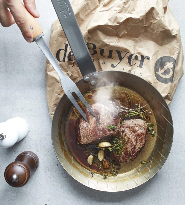 Comparaison des casseroles en acier De Buyer : laquelle vous convient le mieux ?