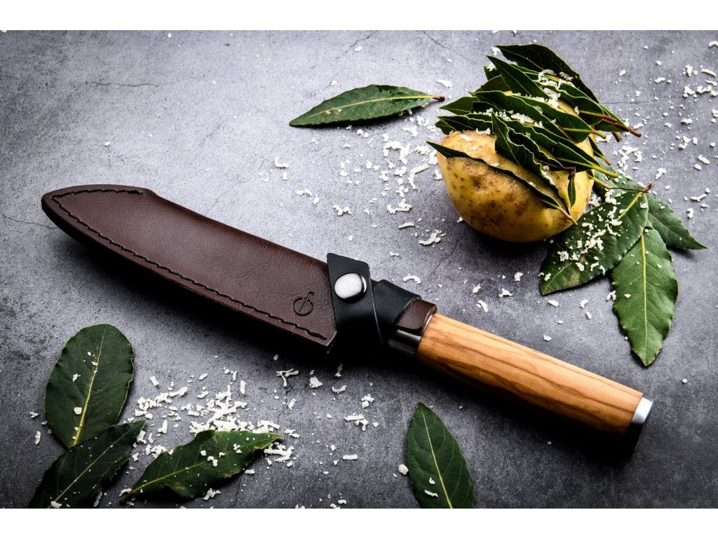 https://cdn.myshoptet.com/usr/www.kulina.fr/user/shop/big/330739-1_etui-de-couteau-pour-couteau-santoku-14-cm--cuir--forged.jpg?64b9fcc2