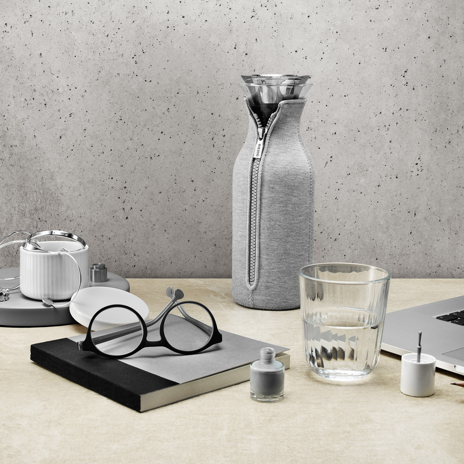 Carafe à eau 1 l, avec couvercle isolant, gris clair, Eva Solo