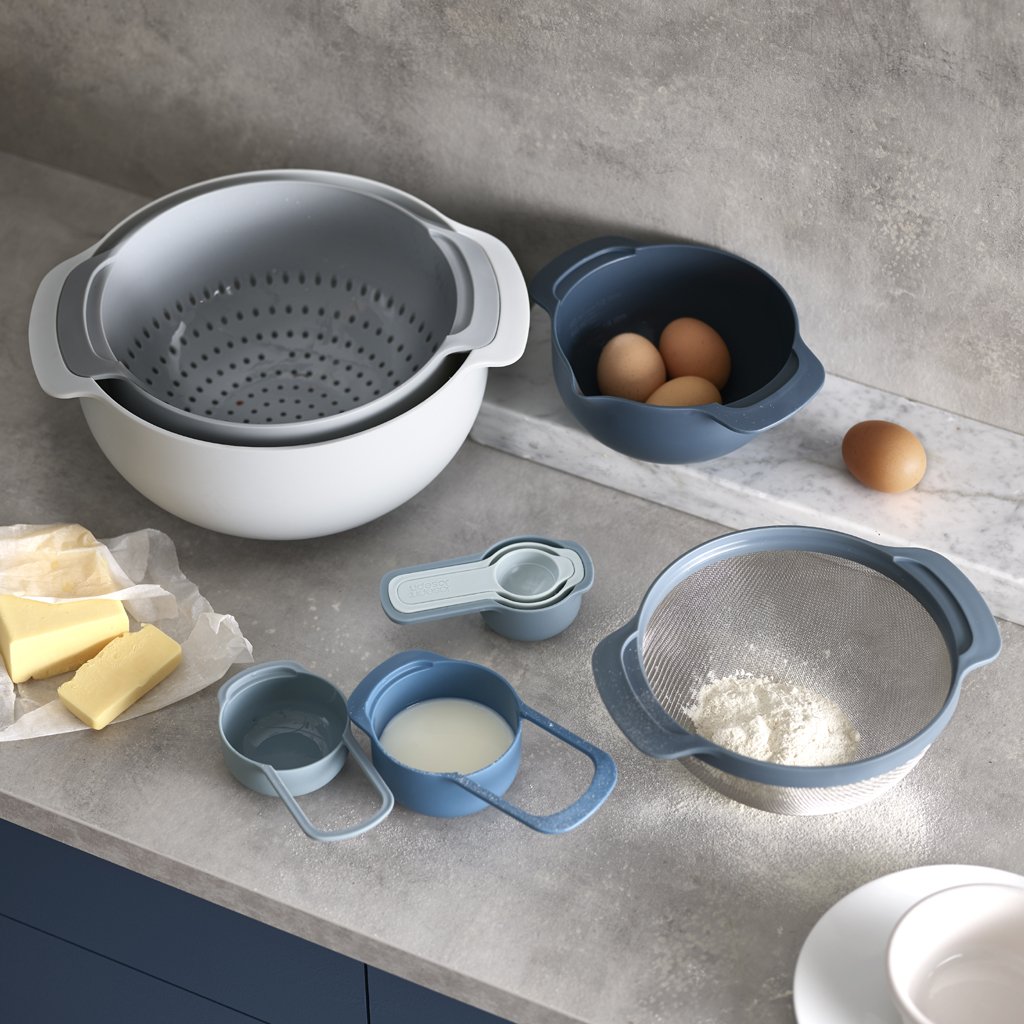 Μπολ NEST 40112, σετ 9 τεμαχίων, με σουρωτήρι και κουταλάκια δοσομετρητές, σε μπλε, Joseph Joseph