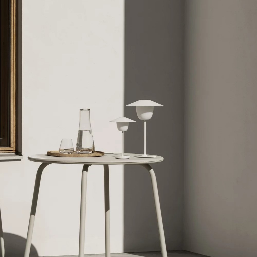 Φορητή επιτραπέζια λάμπα ANI MINI 21 cm, LED, σε απόχρωση γκρι, από αλουμίνιο, Blomus