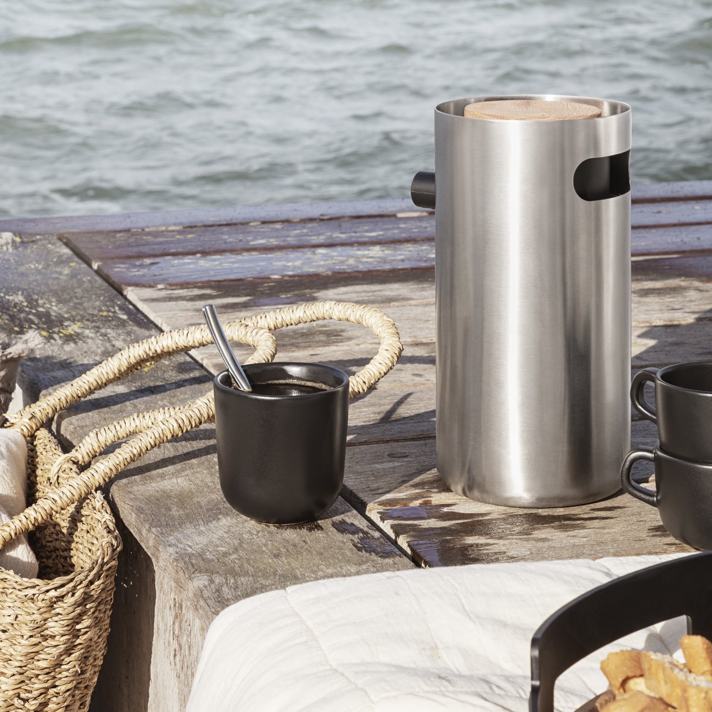 218555 1 termohrnek nordic kitchen 250 ml cerna kamenina eva solo