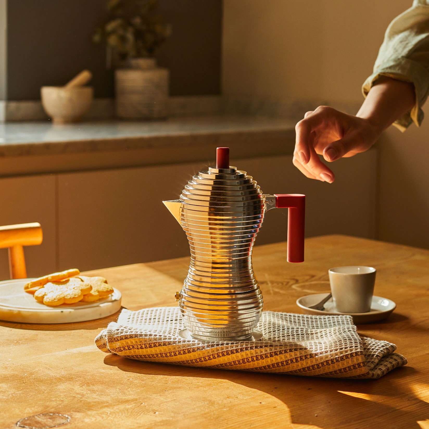 218870 3 moka kavovar pulcina 150 ml na indukci cervena rukojet alessi