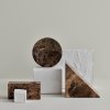 163877 1 podtacek pesa stredni hneda mramor blomus