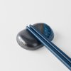 208633 1 oblazek na odlozeni hulek pebble black 4 5 cm cerna modra keramika mij