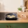 224721 2 neprilnava panev essential 30 cm cerna hlinik le creuset