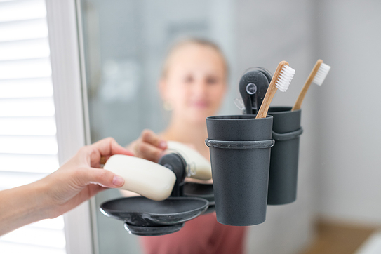 Dantų šepetėlių puodukas LOOP 300 ml, su pritraukiamu pritvirtinimu, natūraliai pilkas, Koziol