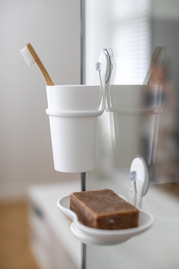 Dantų šepetėlių puodukas LOOP 300 ml, su pritraukiamu pritvirtinimu, natūraliai pilkas, Koziol