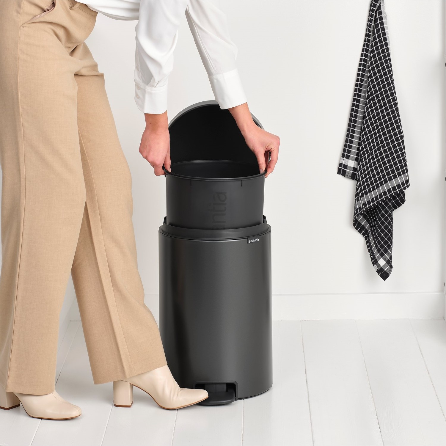 Šiukšliadėžė su pedalu NEWICON 20 l, pilkos spalvos, plienas, Brabantia