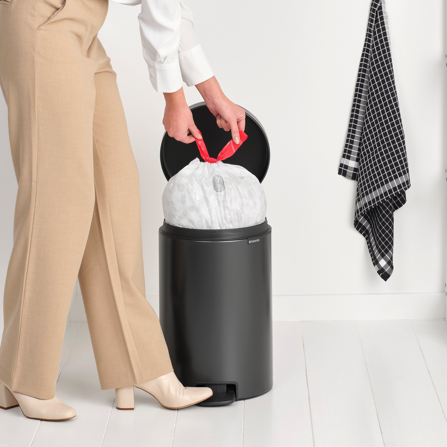 Šiukšliadėžė su pedalu NEWICON 20 l, pilkos spalvos, plienas, Brabantia