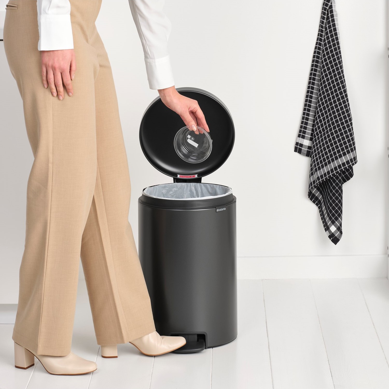 Šiukšliadėžė su pedalu NEWICON 20 l, pilkos spalvos, plienas, Brabantia