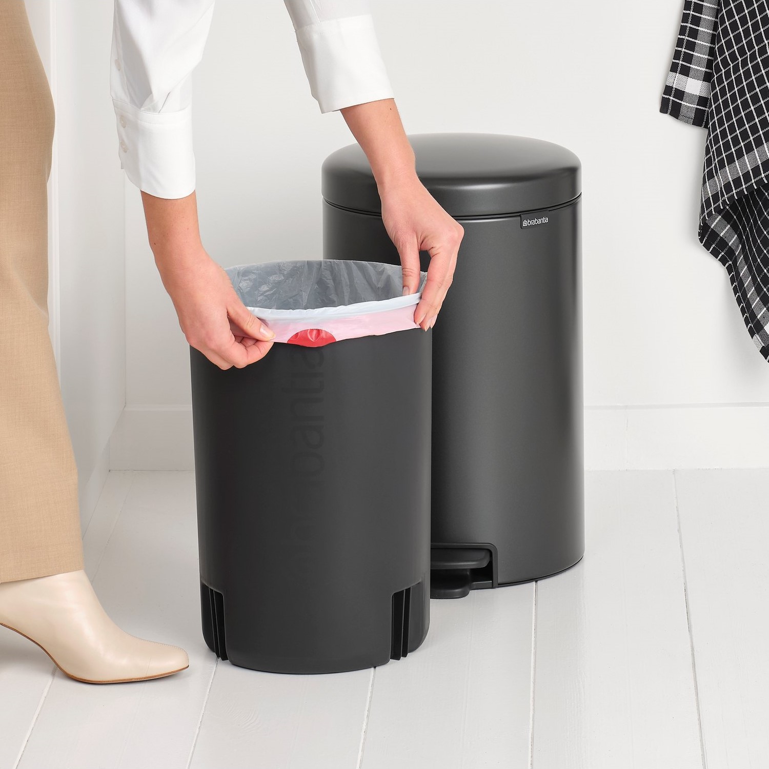 Šiukšliadėžė su pedalu NEWICON 20 l, pilkos spalvos, plienas, Brabantia