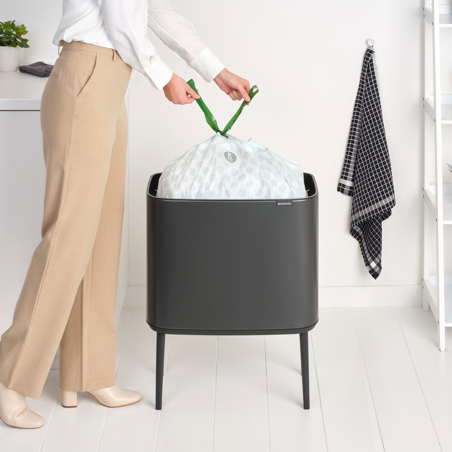 Sensorinė šiukšliadėžė BO TOUCH BIN 36 l, pilkos spalvos, plienas, Brabantia