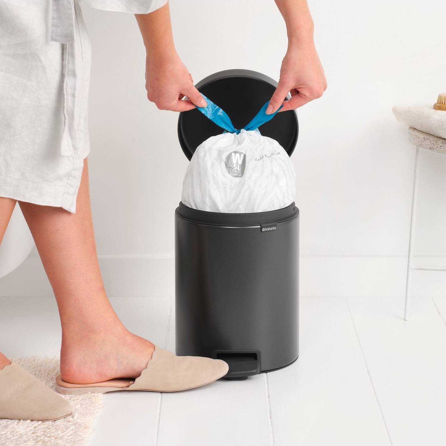 Šiukšliadėžė su pedalu NEWICON 5 l, ryškiai pilkos spalvos, plienas, Brabantia