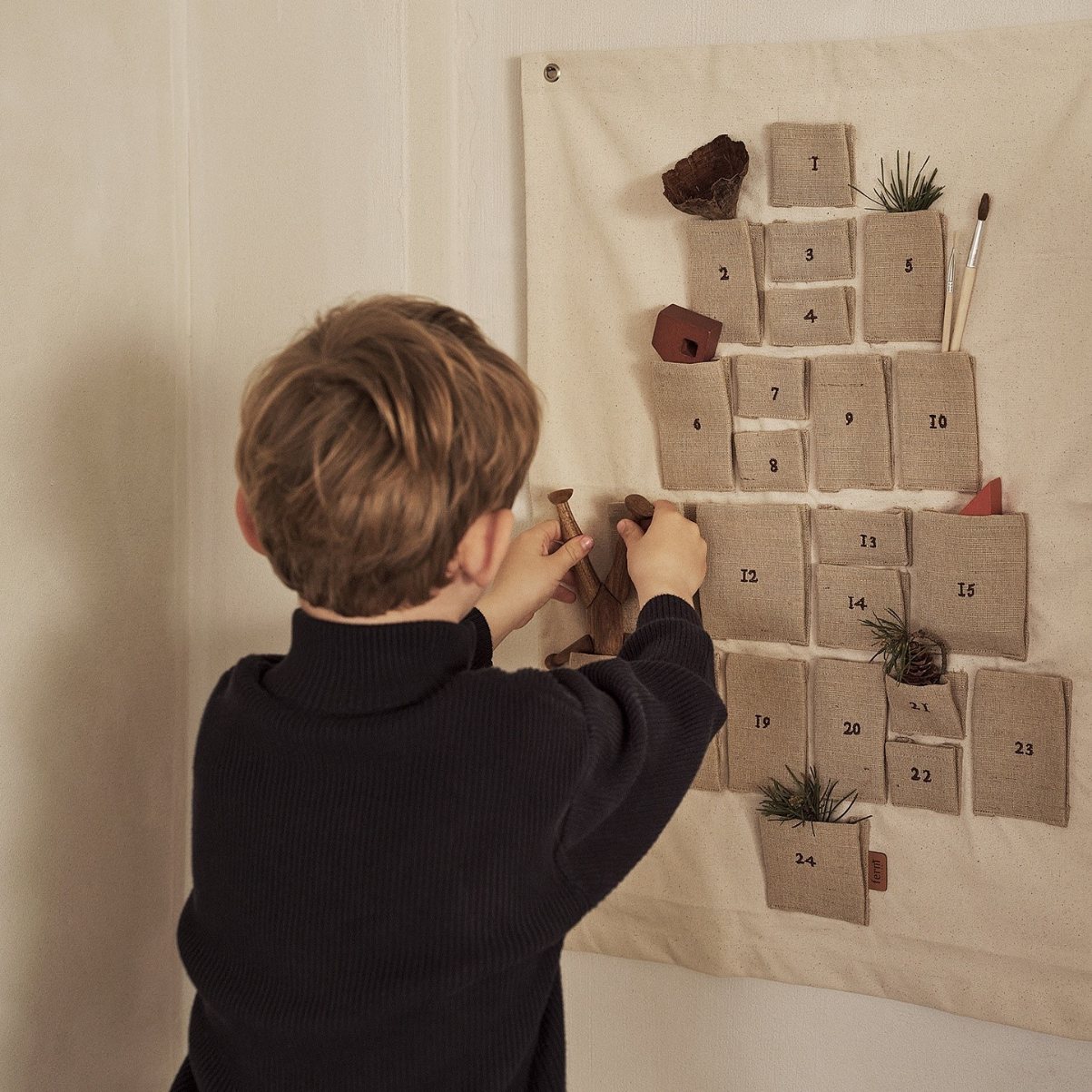 215388 2 adventni kalendar pine 50 x 69 cm prirodni bavlna ferm living