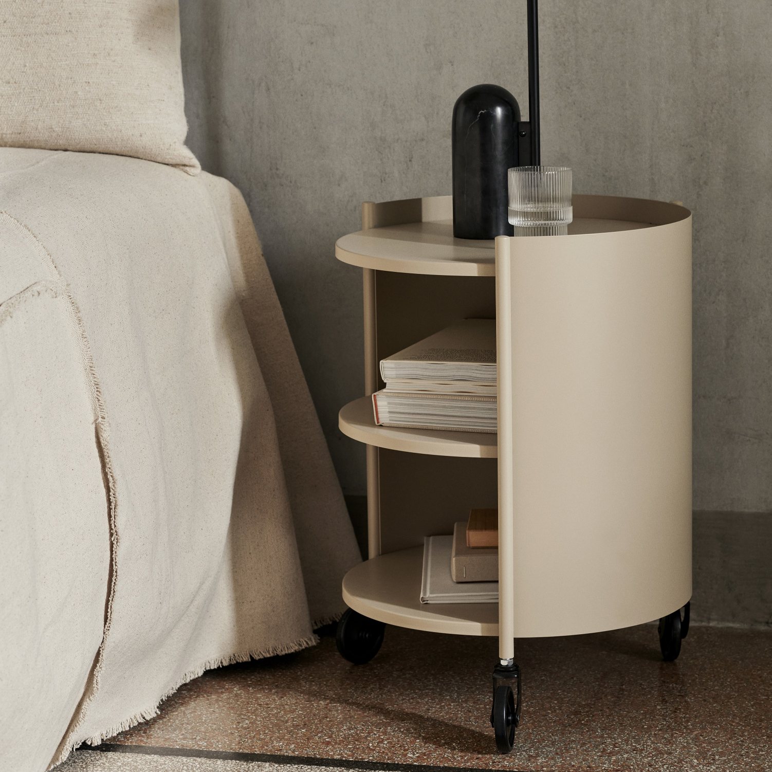 216893 1 odkladaci stolek eve 40 x 53 cm kasmirova ocel ferm living