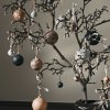 215370 1 vanocni koule marble 9 cm sada 4 ks sklo ferm living