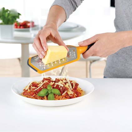 Tarka z elastycznym uchwytem pomarańczowy Twist Grater™ Joseph Joseph