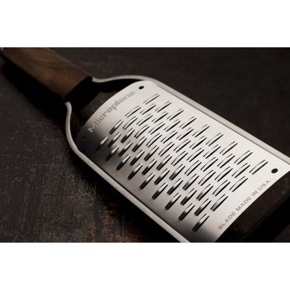 Tarka do grubszego tarcia z rączką z drewna orzechowego Master Microplane