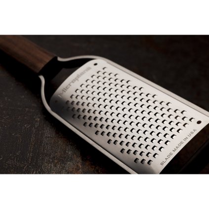 Średnio gruba tarka z uchwytem z drewna orzechowego Master Microplane