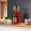 190157 1 smeg elektricky mlynek na kavu cervena scena 02