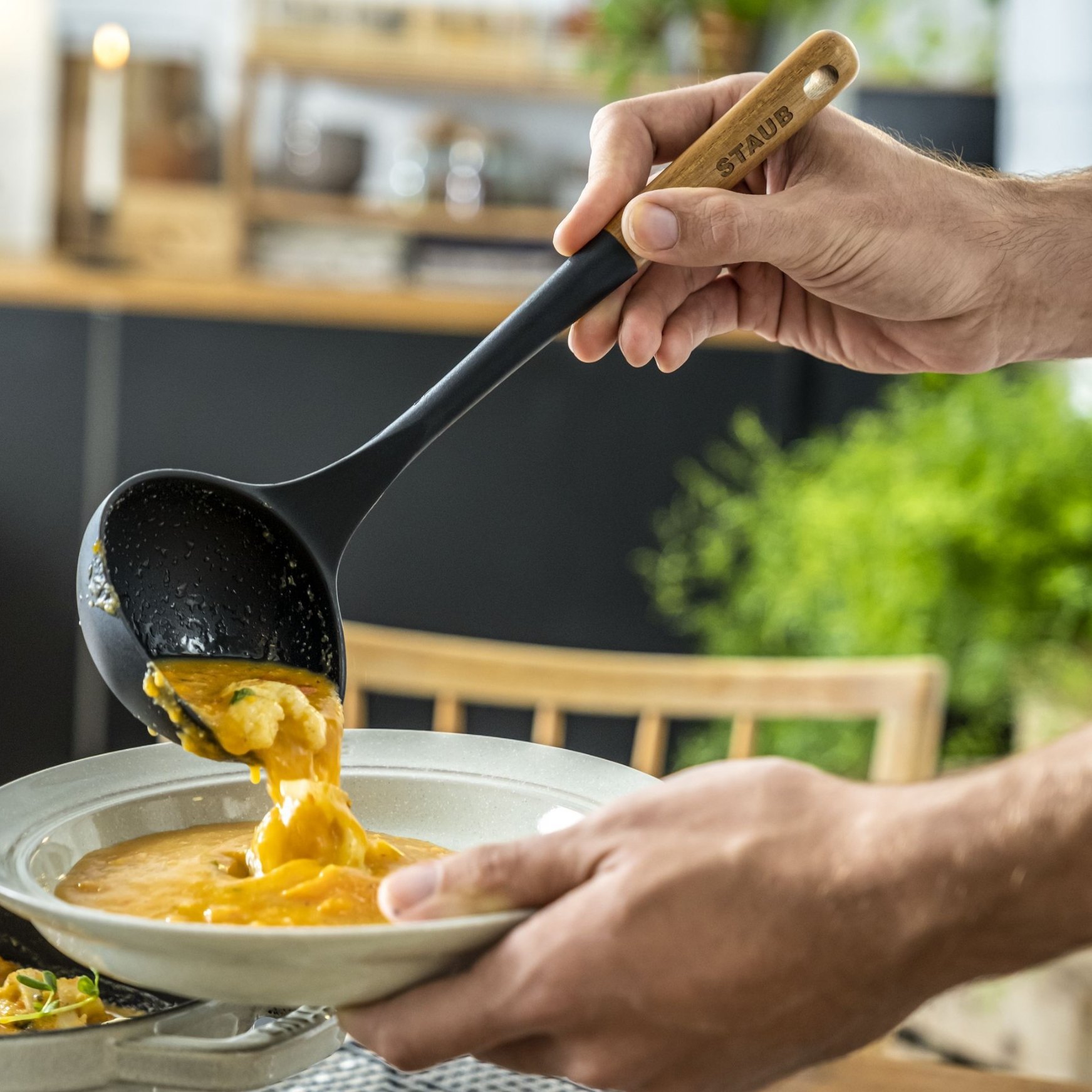 Concha 31 cm, cor castanha, silicone, Staub