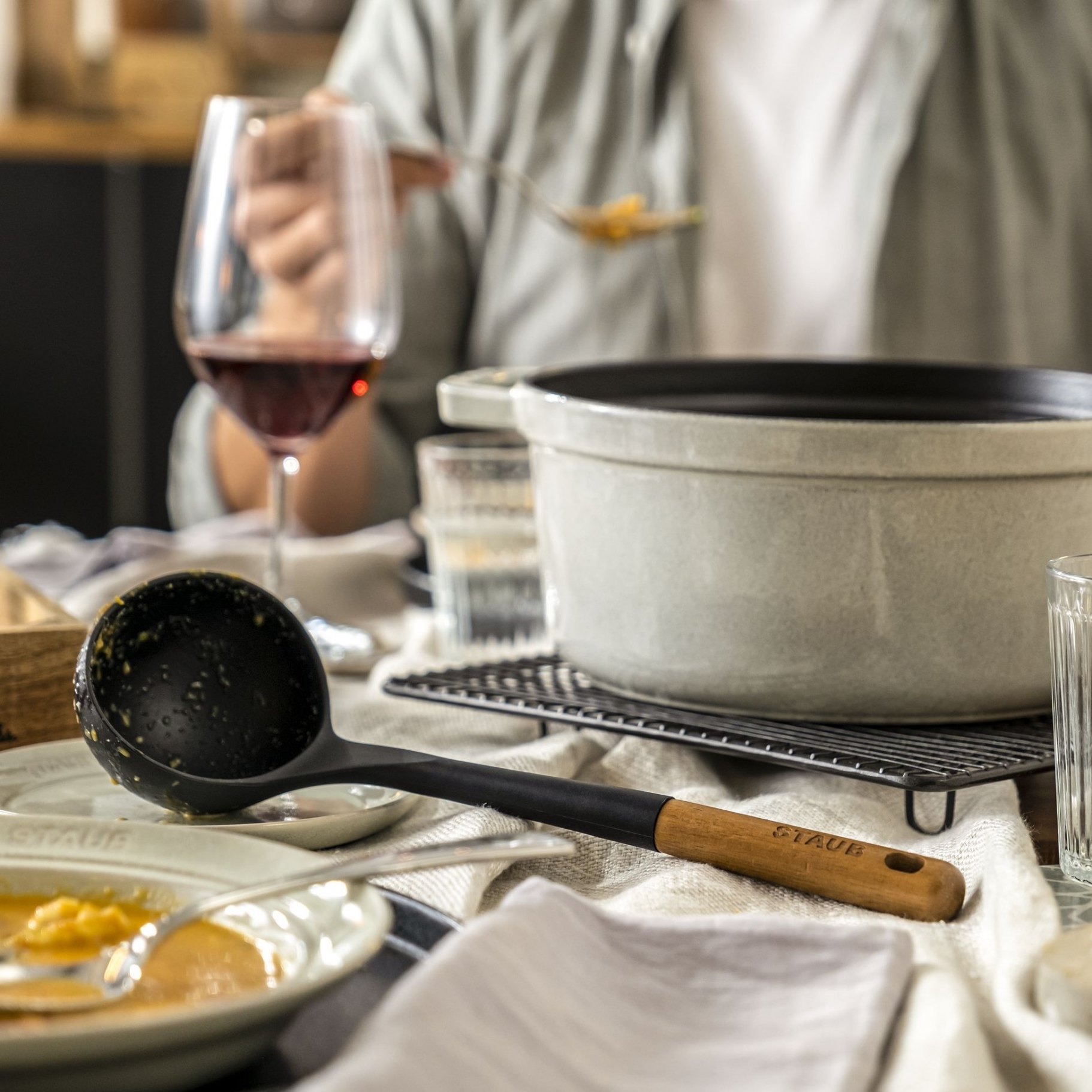 Concha 31 cm, cor castanha, silicone, Staub
