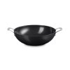 224394 wok essential 32 cm 6 l cerna hlinik le creuset