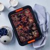 223215 1 forma na kolac 33 x 25 cm cerna ocel le creuset