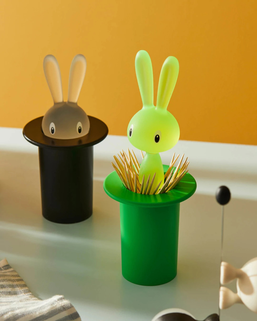 Držalo za zobotrebce MAGIC BUNNY, črna, Alessi