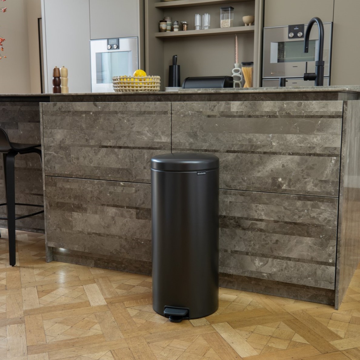 Koš za smeti s pedalom NEWICON, 30 l, močna siva, jeklo, Brabantia