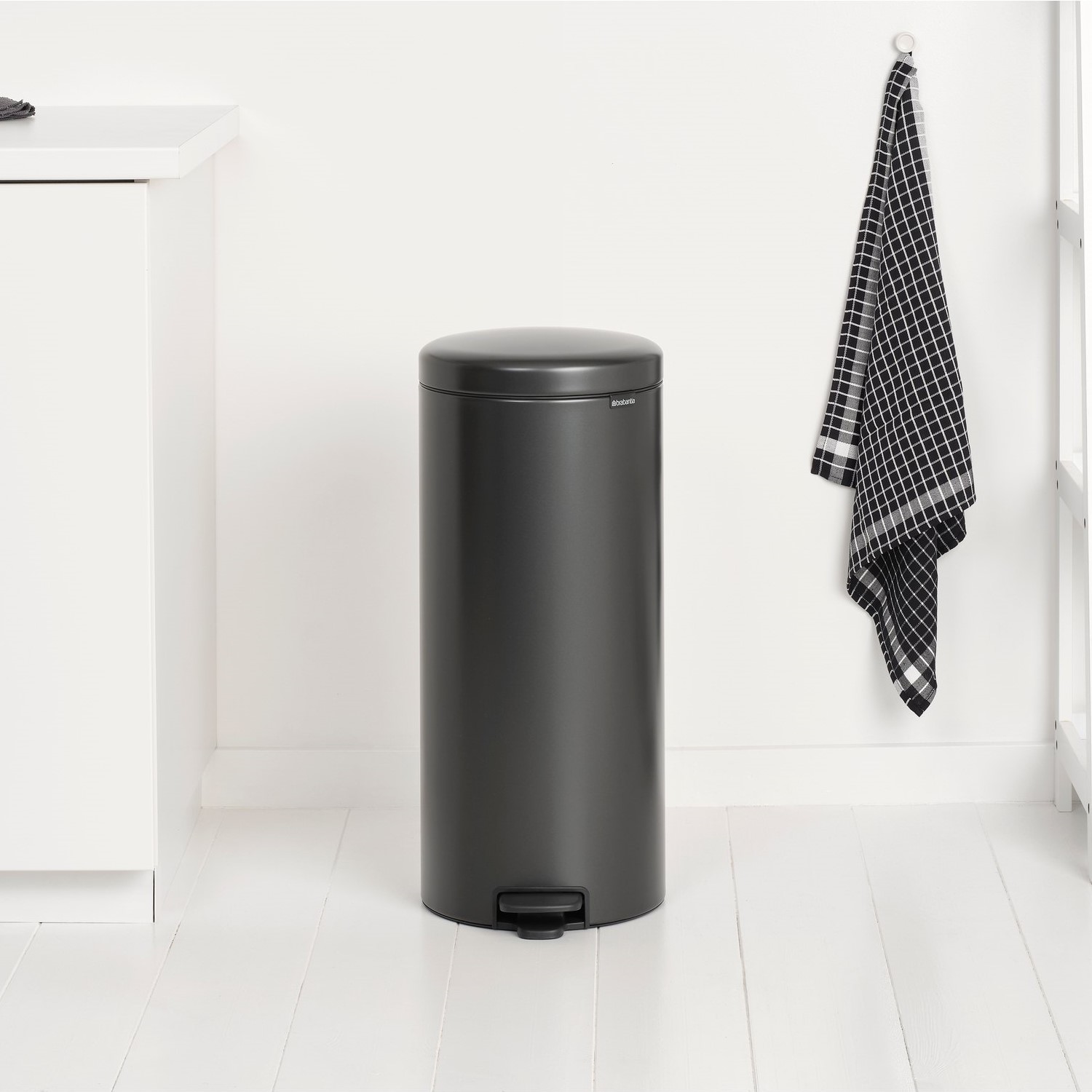 Koš za smeti s pedalom NEWICON, 30 l, močna siva, jeklo, Brabantia