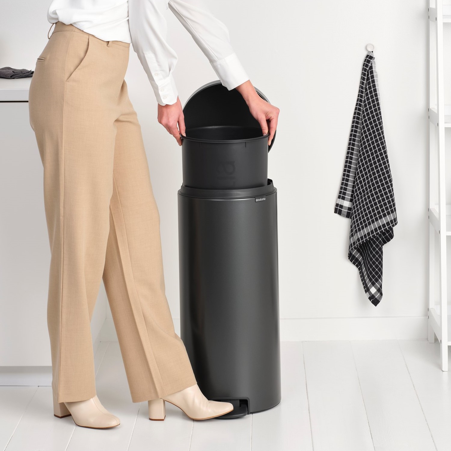 Koš za smeti s pedalom NEWICON, 30 l, močna siva, jeklo, Brabantia