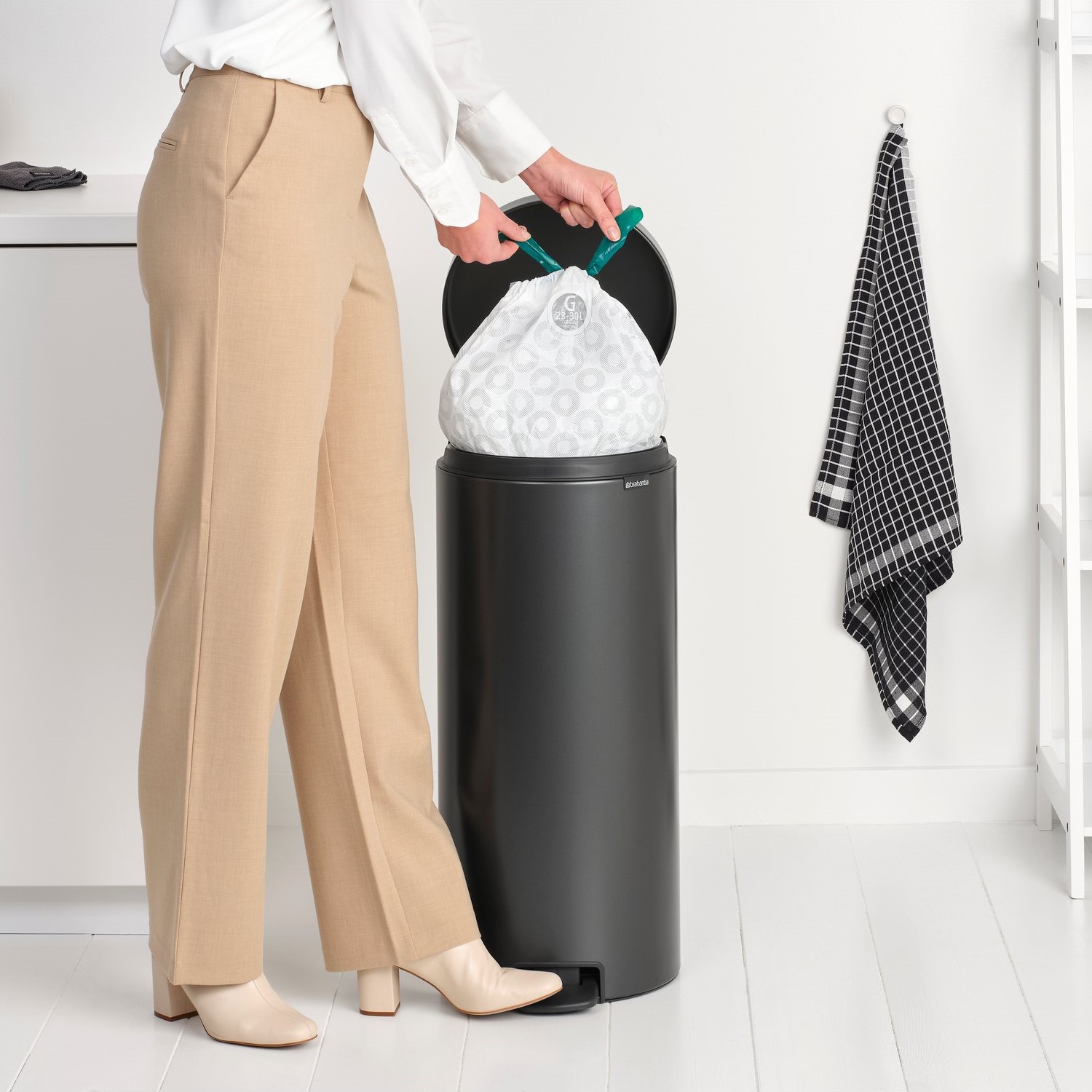 Koš za smeti s pedalom NEWICON, 30 l, močna siva, jeklo, Brabantia