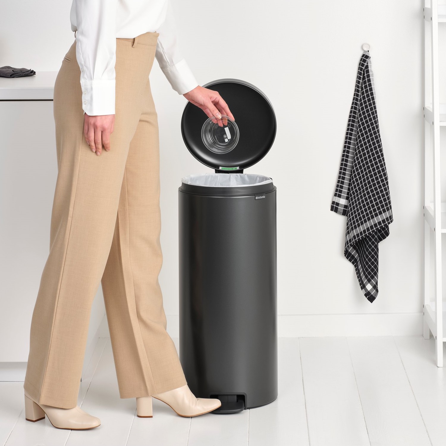 Koš za smeti s pedalom NEWICON, 30 l, močna siva, jeklo, Brabantia