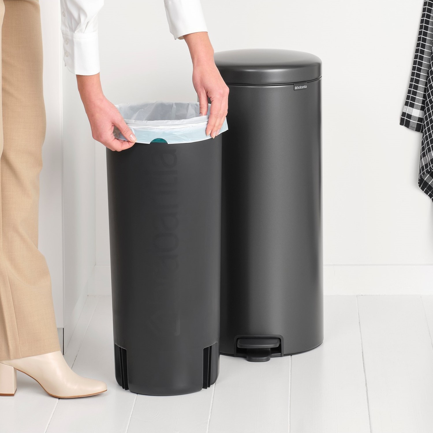 Koš za smeti s pedalom NEWICON, 30 l, močna siva, jeklo, Brabantia