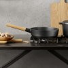 Ponev za praženje NORDIC KITCHEN, 24 cm, z lesenim ročajem, Eva Solo