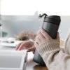 Potovalni lonček RECHARGE ANYTIME, 460 ml, z infuzorjem za čaj, siva, Viva Scandinavia