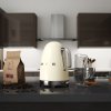 188258 smeg konvice s regulaci teploty kremova scena 01