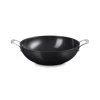 224394 wok essential 32 cm 6 l cerna hlinik le creuset