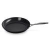 224721 4 neprilnava panev essential 30 cm cerna hlinik le creuset